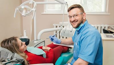 zubnávŕtačka, zubnýlekár, rukavica, operadlo, pacient, štetina, radiátor, lampa, žalúzie, úsmev