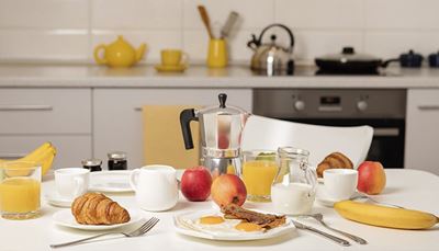 tej, tükörtojás, zöldséglé, kiöntő, alma, croissant, reggeli, kávéfőző, banán, konyha