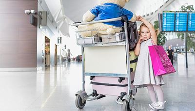 dziewczyna, tablica, lotnisko, trampki, miś, wózek, kółko, torba, walizka