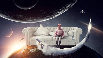 tyttö, tiivistymisjuova, satelliitti, untuvatakki, fantasia, planeetta, raketti, avaruus, sohva