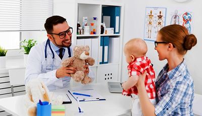 pediater, sledilnaploščica, anatomija, okostje, stetoskop, dojenček, máti, žaluzije, pregled, fascikel, igrača