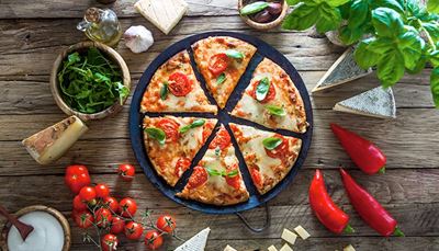 bazalka, roketasetá, paprika, rajče, pizza, ingredience, olivy, sýr