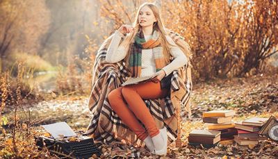 есен, пишещамашина, пуловер, молив, карирана, пантофи, листопад, купчина, шал