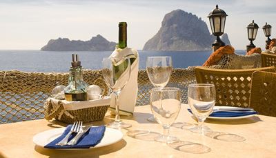 net, restaurant, lantern, wineglass, sea, plate, oil, napkin, knife, fork, rock, view