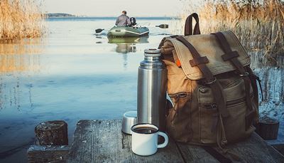 jezero, zip, termoska, káva, batoh, veslo, šálek, rákos