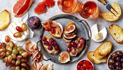 figa, grapefruit, camembert, maliny, brie, šunka, olivy, krutón, hrozno, podnos, pohár