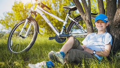 träd, sadel, klocka, t-shirt, styre, ekrar, gräs, cykel, keps, pedal, hjul, pojke