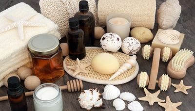 zeep, aromatherapie, handdoek, spons, schelp, borstel, zeester, masseur, honing, kaars, luffa