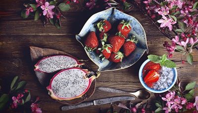 skål, blomster, dragefrugt, grønmynte, jordbær, teske, kniv