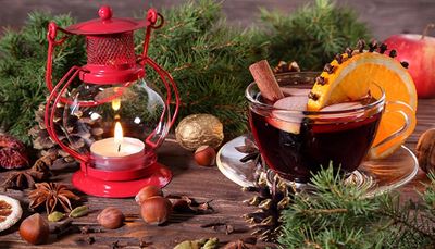 pomeranč, kardamon, svařenévíno, lískovýořech, svíčka, hřebíček, jablko, koření, šiška, vánoce, lucerna, plamen