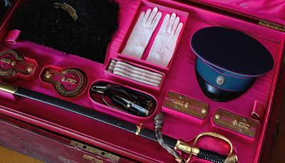 ножница, ръкавици, пурпурен, униформа, куфарът, фуражка, пагони, пояс, ефес, сабя
