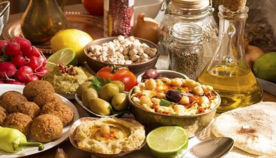 falafel, zrnkapepře, citrón, cizrna, ředkvička, pita, cibule, limetka, olivy, olej, humus