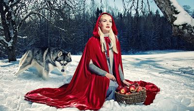 pohádka, kapuce, blondýna, jablko, pláštěnka, sníh, košík, vlk, les