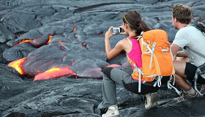 fotógrafa, fotografía, gris, pantalones, turistos, volcán, zapatos, mochila, calcetín, lava