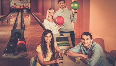vänner, pullover, skärm, blondin, brunett, cocktail, bowlingbana, bowling, boll, leende