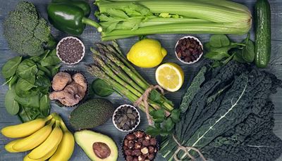 avocado, broccoli, droogfruit, selderij, rozijnen, citroen, banaan, spinazie, asparagus, pit
