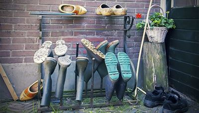 hollandia, kosár, gumicsizma, fapapucs, talp, edzőcipő, fatönk, téglák, fűféle, lábbelik