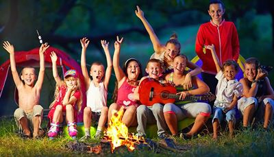 latter, campingplass, rulleskøyter, håndgester, leirbål, marshmallow, gitar, barn, skyggelue, telt, gruppe
