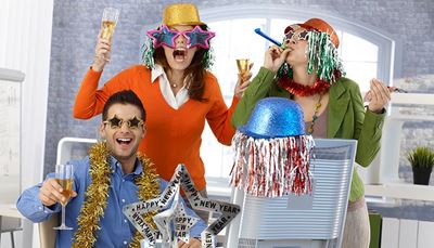 feestje, nieuwjaar, collega's, champagne, klatergoud, schreeuw, rolfluit, monitor, plezier, kantoor, toast