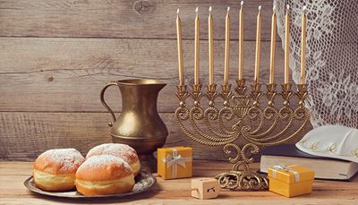 presente, quipá, hanukkah, leiteira, vela, latão, dreidel, prato, menorá, livro, donut, mesa