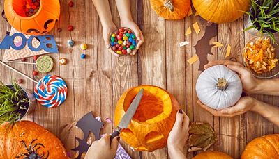 snoepgoed, halloween, snoepjes, snijwerk, handen, pompoen, spin, vleermuis, mes, lolly