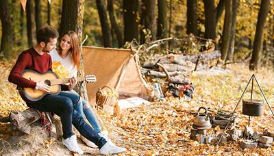 romance, acampada, hoguera, guitarra, pareja, hojas, tienda, tetera, tronco, sartén, cesta, leña