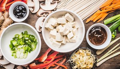 tofu, karotte, lauchzwiebel, ingwer, champignon, paprika, sprossen, schüssel, nudeln, sauce