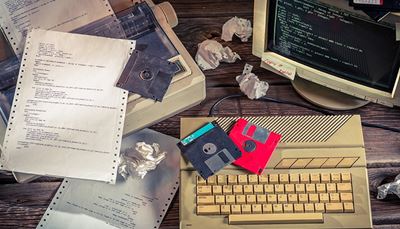 kildekode, klistermerke, diskett, utstilling, skriver, programmering, vintage, mellomrom, utskrift, tastatur, skjerm, tekst, papir, kabel