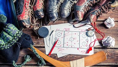 hockey, hockeyklubba, stoppur, strategi, garnboll, märkpenna, skridskor, visselpipa, skosnöre, papper, plan, tofs, pil, puck