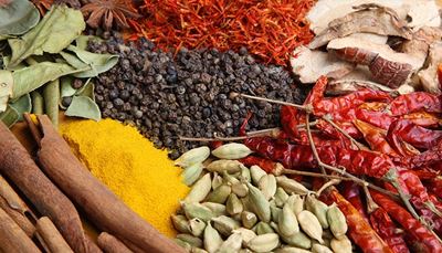 staranise, cardamon, spices, chilipepper, turmeric, cinnamon, roots, leaf, saffron