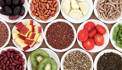 quinoa, bohnen, gesundelebensmittel, kiwi, erdbeeren, cerealien, spargel, knoblauch, leinsamen, apfel, kleie