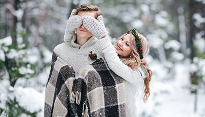 sweter, romantyczny, niespodzianka, rękawiczki, śnieg, kratka, butonierka, wieniec, blondynka, pled