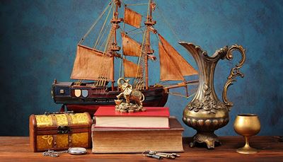 karaff, souvenir, nycklar, fjäril, fickur, skepp, elefant, låda, segel, bok, mast