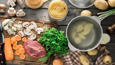 suppe, knoblauch, rindfleisch, bund, champignon, kartoffel, vermicelli, karotte, petersilie, topf, zwiebel, zutaten, wasser