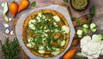 bakingpaper, cuttingboard, vegetarian, tomatoes, mozzarella, cauliflower, pesto, arugula, basil, pizza