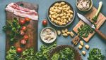 bosui, spinazie, knoflook, schotel, gnocchi, mes, kaas, tomaat, bacon