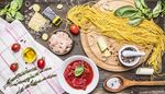 kerstomaten, basilicum, garnaal, rozemarijn, specerij, lepel, spaghetti, kaas, vijzel, ui, stamper, rasp
