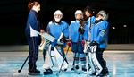 schaatsen, trainingspak, beschermers, trainer, plan, hockeystick, drie, helm, sport, team, ijs