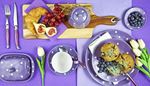 prato, mirtilo-azul, queque, bolinhas, guardanapo, talheres, croissant, tulipas, chavena, pires, uvas, figo