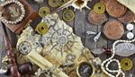 pearls, compassrose, compass, seashell, casket, vial, scroll, tobaccopipe, map, coins, anchor